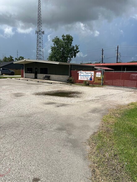 128 S 8th, La Porte, TX à louer - Photo de l’immeuble – Image 1 sur 20