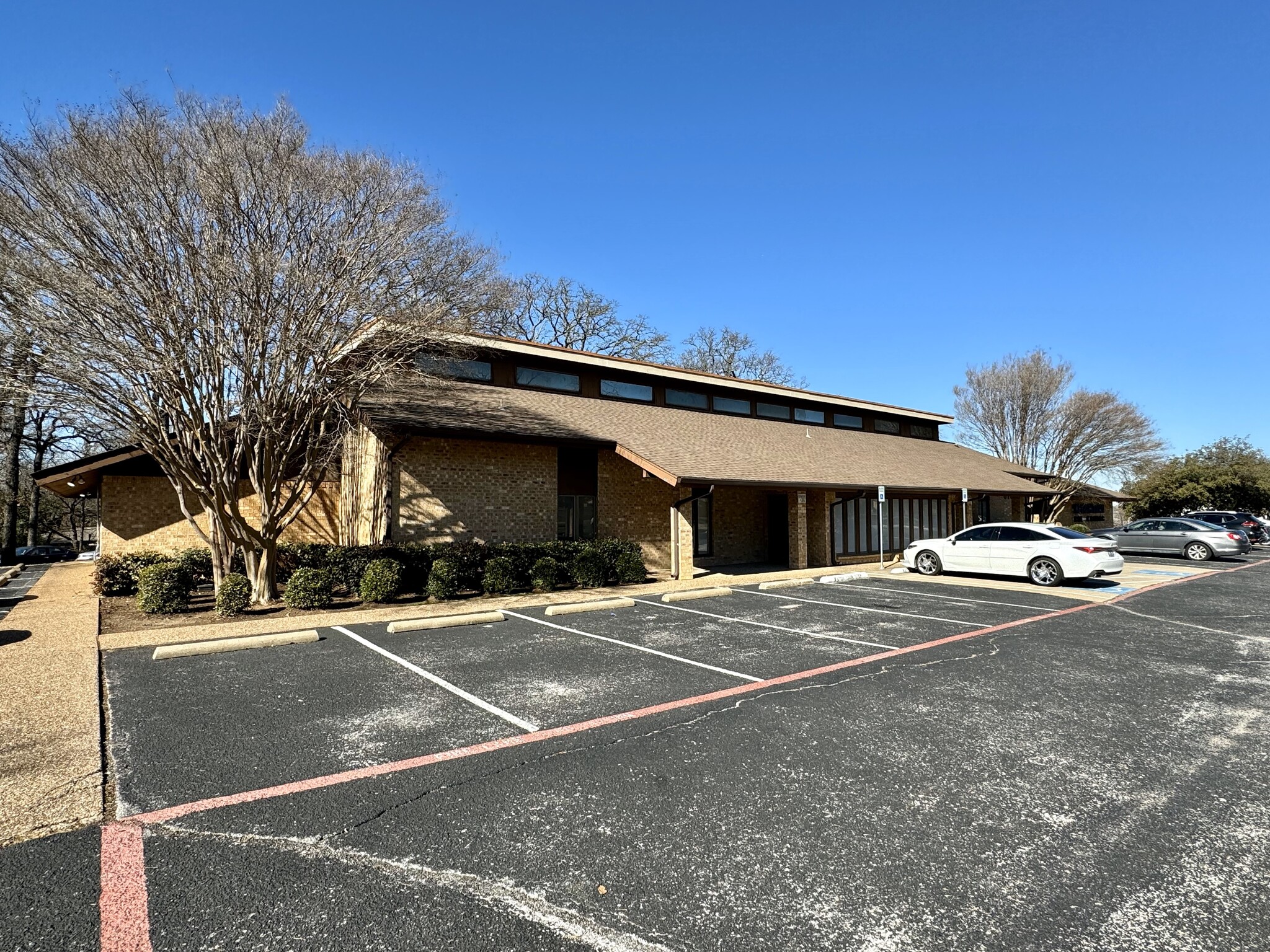910 N Davis Dr, Arlington, TX à louer Photo de l’immeuble– Image 1 sur 7