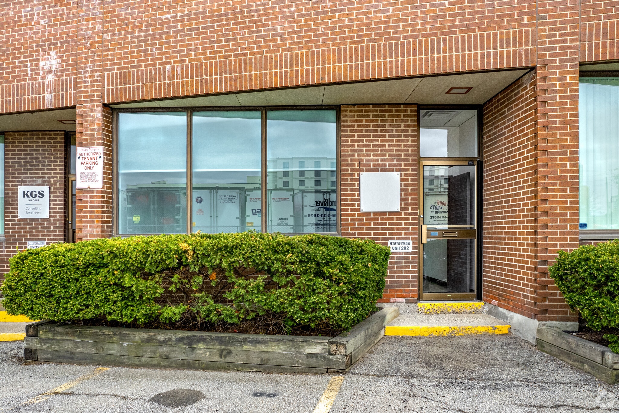 215 Carlingview Dr, Toronto, ON à louer Photo de l’immeuble– Image 1 sur 5