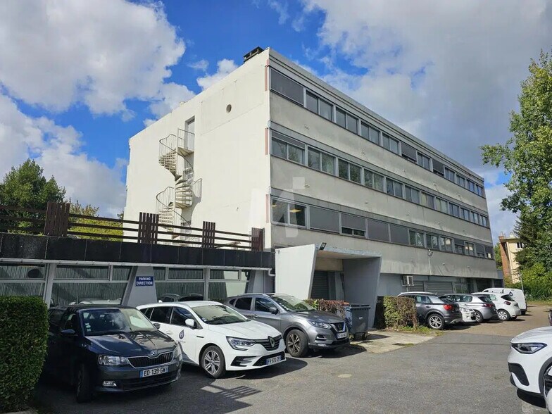 Local d’activités dans Igny à louer - Photo de l’immeuble – Image 1 sur 12