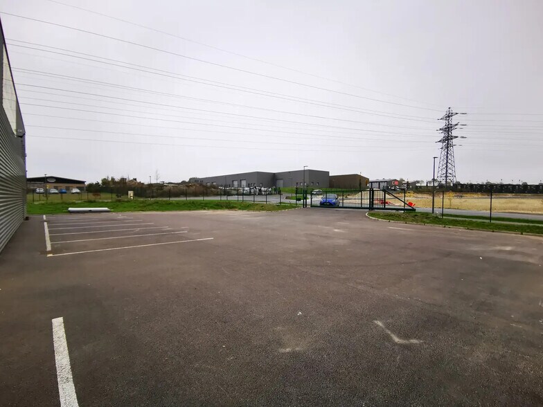 Local d’activités dans Cernay-lès-Reims à louer - Photo de l’immeuble – Image 2 sur 21