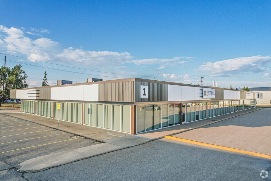 8905 51 Ave NW, Edmonton, AB à louer - Photo de l’immeuble – Image 1 sur 4
