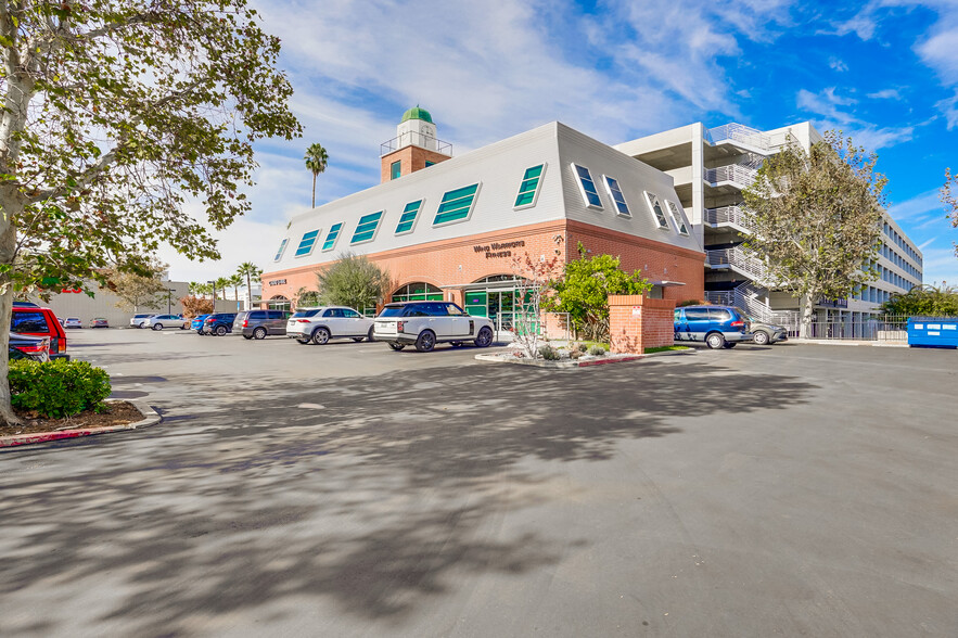 21747 Erwin St, Woodland Hills, CA à louer - Photo de l’immeuble – Image 2 sur 8