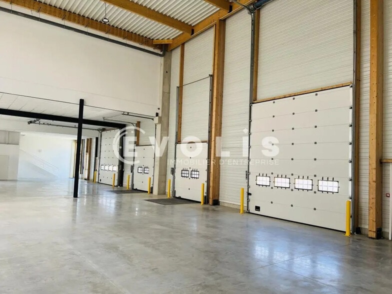 Local d’activités dans Moissy-Cramayel à louer - Photo de l’immeuble – Image 2 sur 6