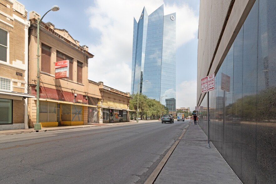 111-113 N Flores St, San Antonio, TX à vendre - Photo de l’immeuble – Image 2 sur 54