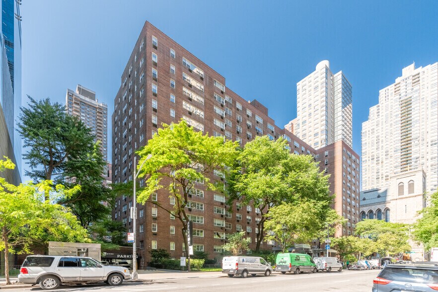 345 W 58th St, New York, NY à vendre - Photo de l’immeuble – Image 2 sur 19