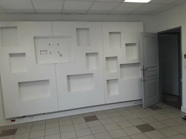 Bureau dans Châteaurenard à louer - Photo de l’immeuble – Image 3 sur 3