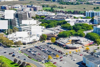 700 Plaza Dr, Secaucus, NJ à louer Photo de l’immeuble– Image 1 sur 5