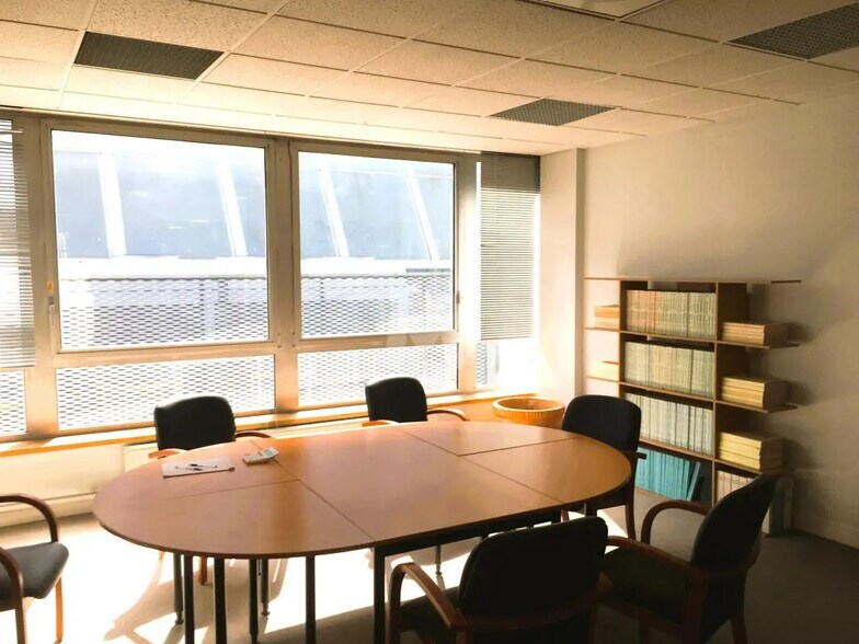 Bureau dans Évry-Courcouronnes à louer - Photo de l’immeuble – Image 3 sur 8