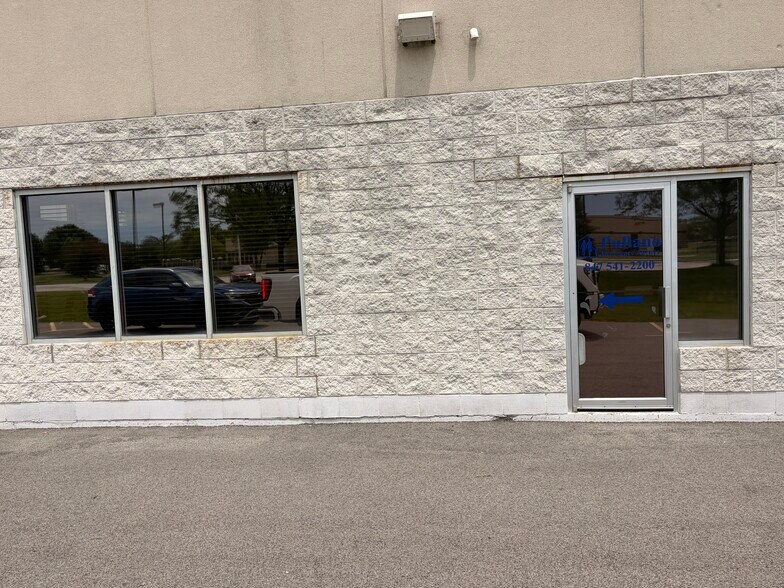 15 Commerce Dr, Grayslake, IL à louer - Photo de l’immeuble – Image 2 sur 14