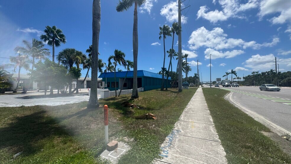 1401 SE Huffman Rd, Port Saint Lucie, FL à louer - Photo de l’immeuble – Image 3 sur 3