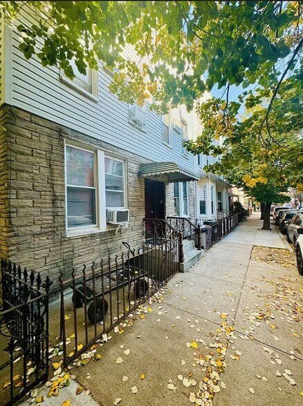92 Diamond St, Brooklyn, NY à vendre - Photo principale – Image 1 sur 17