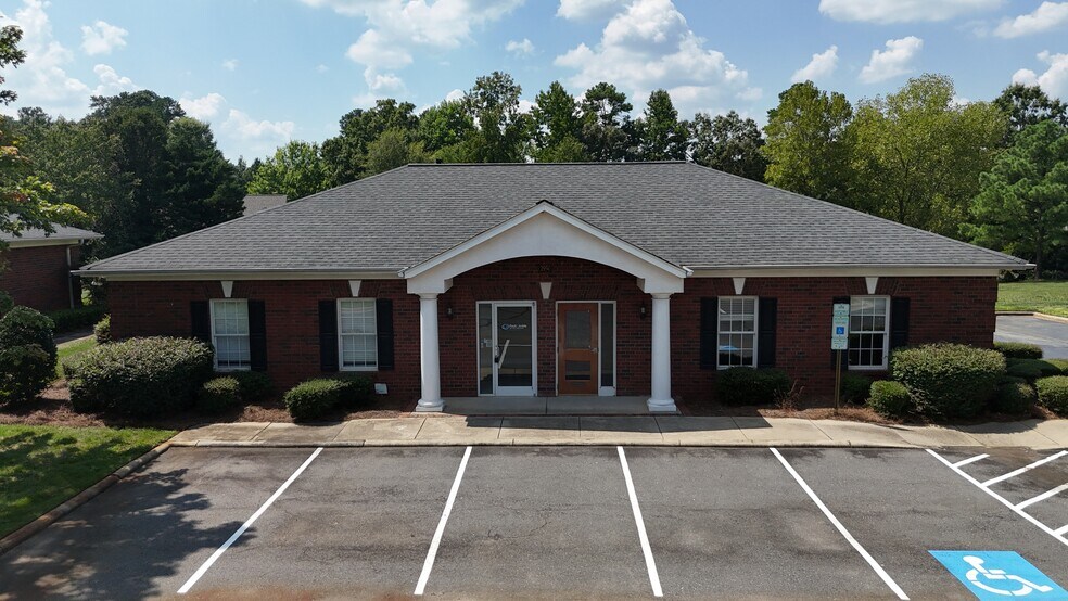 2950 Senna Dr, Matthews, NC à louer - Photo de l’immeuble – Image 1 sur 15