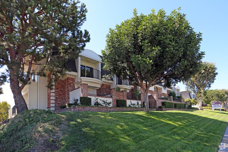 5200 Warner Ave, Huntington Beach, CA à louer - Photo de l’immeuble – Image 2 sur 11