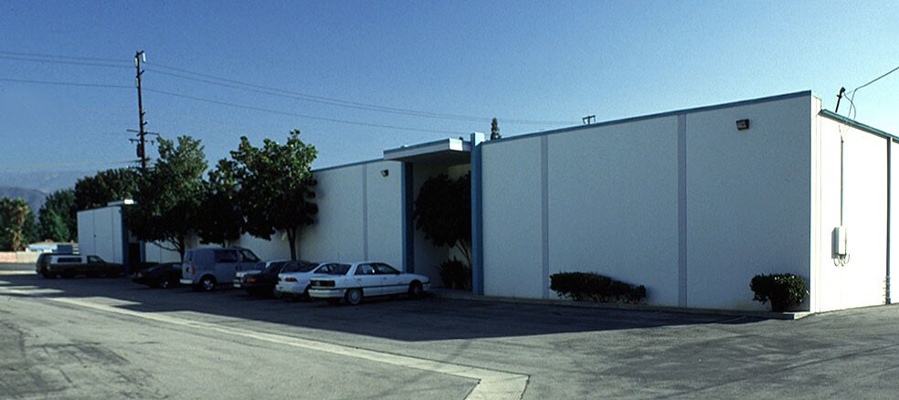 802-852 E Edna Pl, Covina, CA à louer - Photo de l’immeuble – Image 3 sur 25