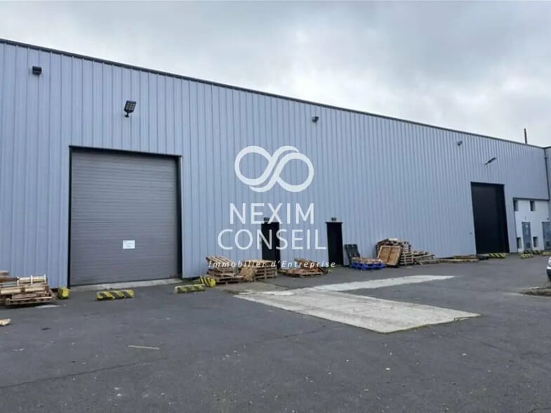 Local d’activités dans Villeneuve-la-Garenne à louer - Photo de l’immeuble – Image 2 sur 2