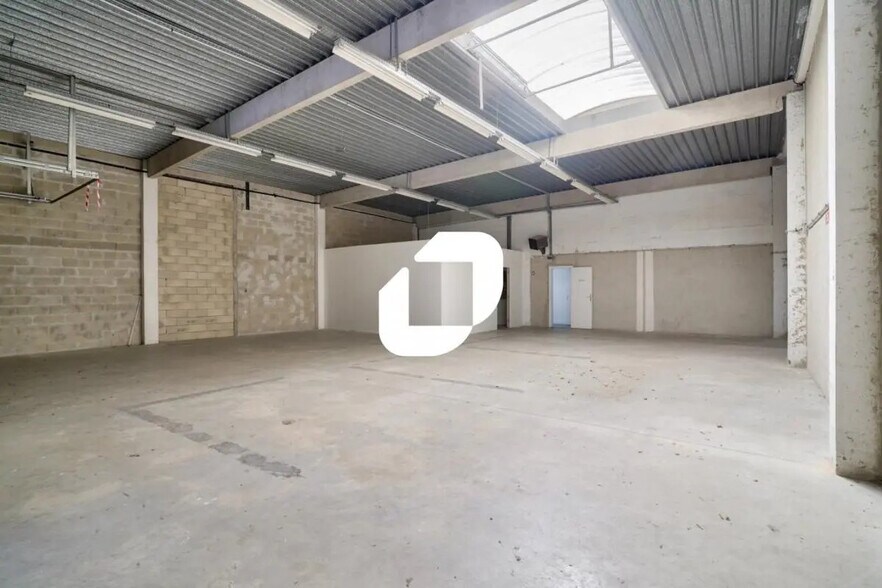 Local d’activités dans Lognes à louer - Photo de l’immeuble – Image 2 sur 7