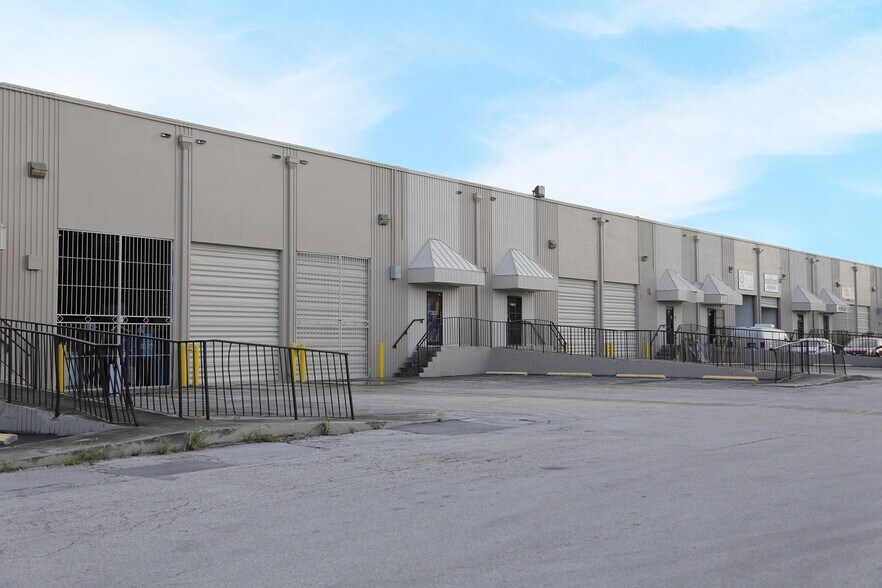 7240 SW 72nd St, Miami, FL à louer - Photo de l’immeuble – Image 1 sur 1