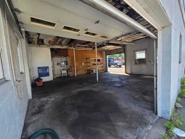 109 Fletcher Ave, Cranston, RI à louer - Photo de l’immeuble – Image 2 sur 5