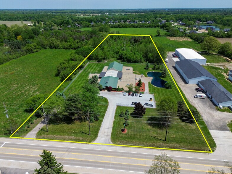 75600 Van Dyke Rd, Bruce Township, MI à vendre - Photo de l’immeuble – Image 1 sur 40
