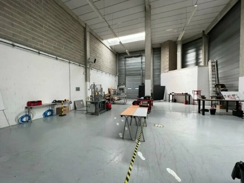 Local d’activités dans Émerainville à louer - Photo de l’immeuble – Image 3 sur 7