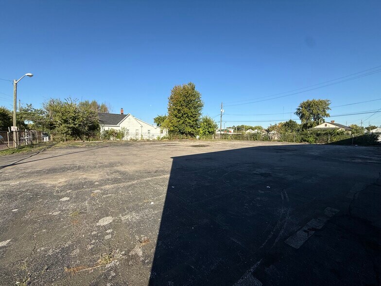 2160 Fletcher Ave, Indianapolis, IN à louer - Photo de l’immeuble – Image 2 sur 8