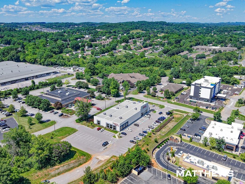 7530 Thunder Ln, Powell, TN à vendre - Photo de l’immeuble – Image 2 sur 4