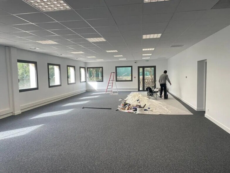 Bureau dans Aubagne à louer - Photo de l’immeuble – Image 2 sur 5