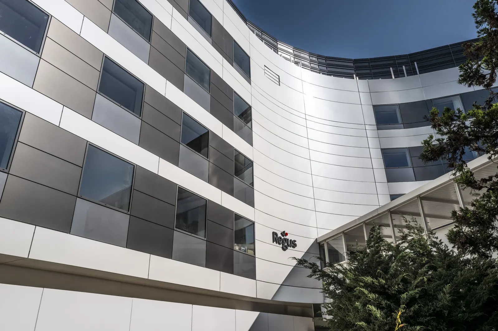 Bureau dans Colombier-Saugnieu à louer Photo de l’immeuble– Image 1 sur 11