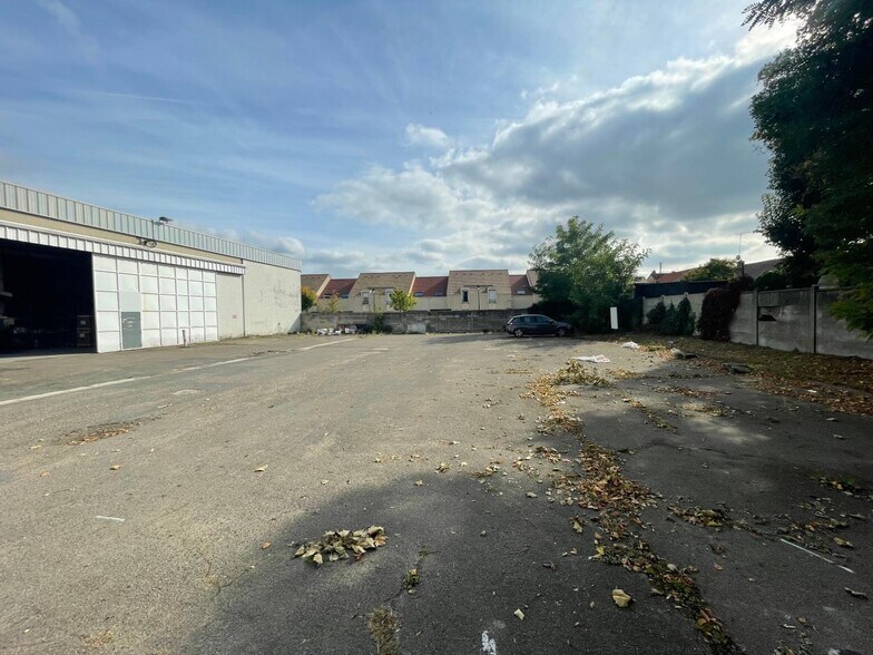 Local d'activités dans SAINT-OUEN-L'AUMONE à vendre - Photo de l’immeuble – Image 3 sur 17