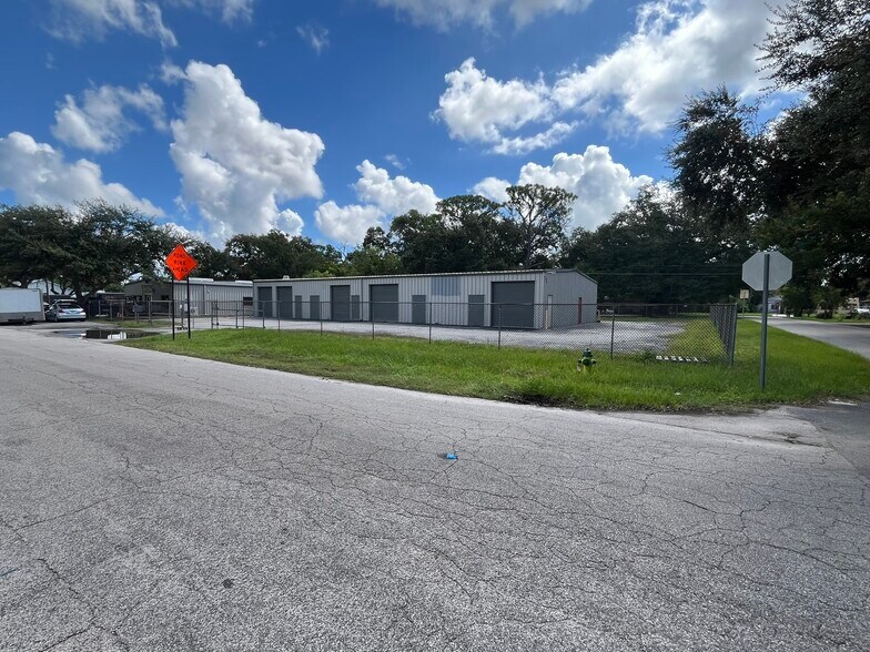 2529 S Magnolia Ave, Sanford, FL à louer - Photo de l’immeuble – Image 1 sur 4