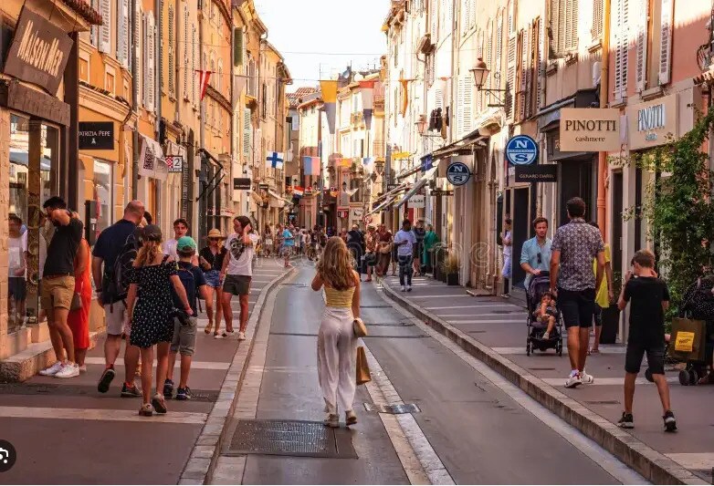 Local d’activités dans Sainte-Maxime à louer - Photo de l’immeuble – Image 1 sur 2