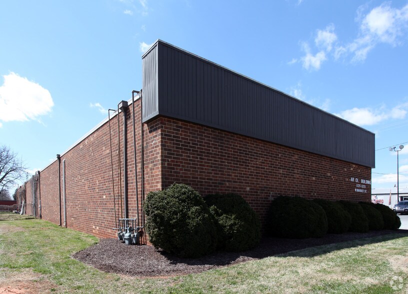 5221-5223 W Market St, Greensboro, NC à louer - Photo de l’immeuble – Image 2 sur 6