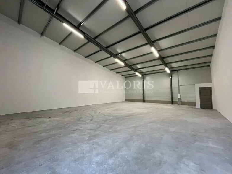 Local d’activités dans Rognac à louer - Photo de l’immeuble – Image 2 sur 10