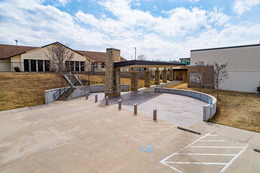 6262 S Sheridan Rd, Tulsa, OK à vendre - Photo de l’immeuble – Image 1 sur 15