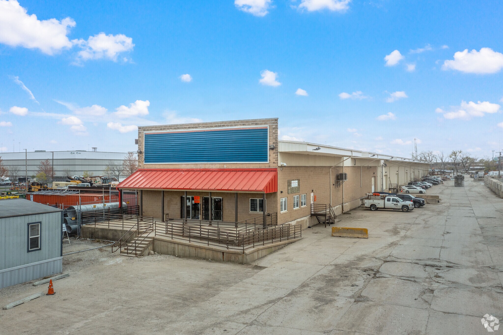 977 W Cermak Rd, Chicago, IL à louer Photo de l’immeuble– Image 1 sur 8