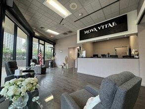 5975-5999 Topanga Canyon Blvd, Woodland Hills, CA à louer Photo intérieure– Image 2 sur 8