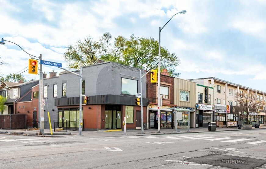 1417 Danforth Ave, Toronto, ON à louer Photo principale– Image 1 sur 7