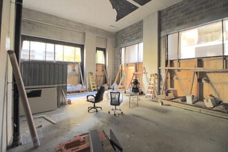 19 Royal Crest Av, Londres à louer Photo intérieure– Image 2 sur 2