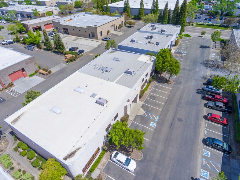 7975 Cameron Dr, Windsor, CA à louer - Photo de l’immeuble – Image 3 sur 10