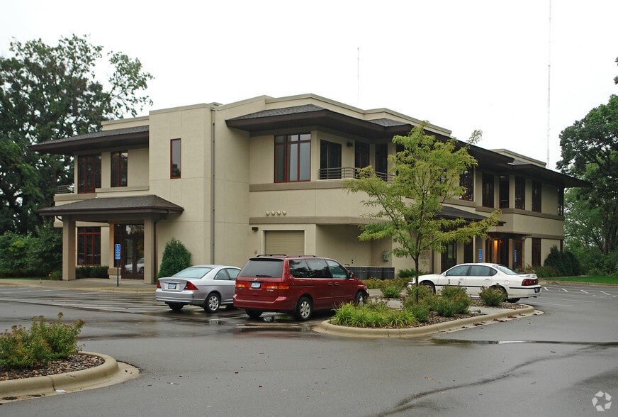 4640 Nicols Rd, Eagan, MN à vendre - Photo principale – Image 1 sur 28