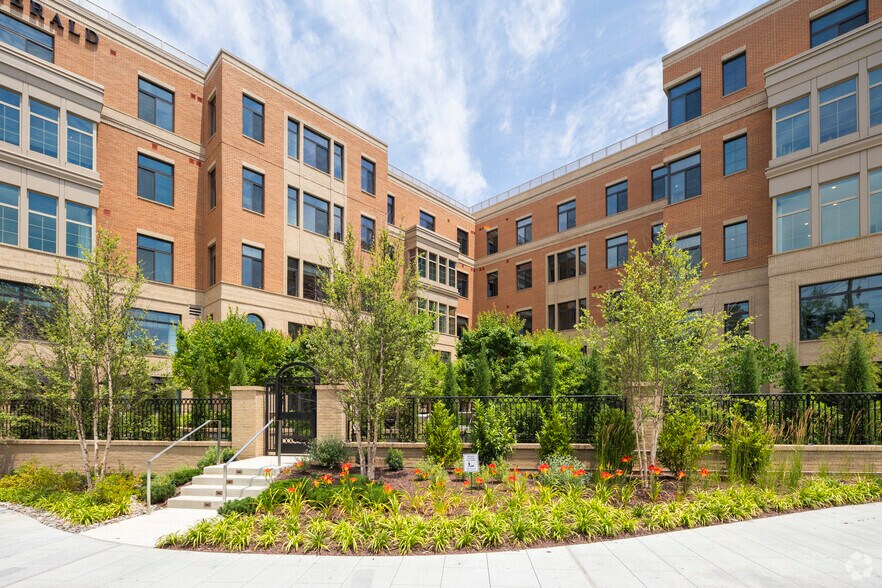 4865 MacArthur Blvd NW, Washington, DC à louer - Photo de l’immeuble – Image 2 sur 4