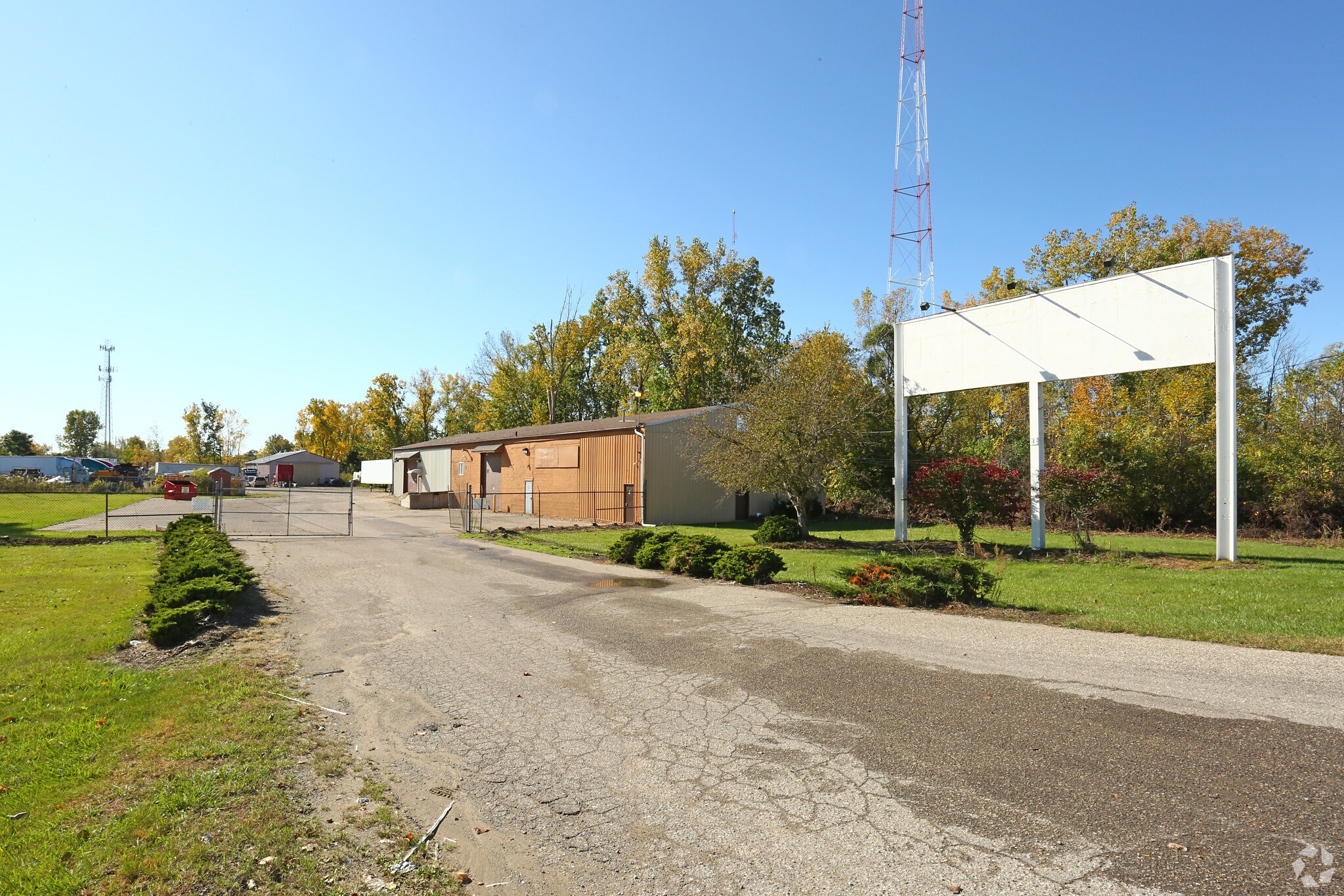3108 E Bristol Rd, Burton, MI à louer Photo de l’immeuble– Image 1 sur 17