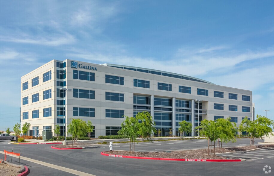 925 Highland Pointe Dr, Roseville, CA à louer - Photo de l’immeuble – Image 3 sur 4