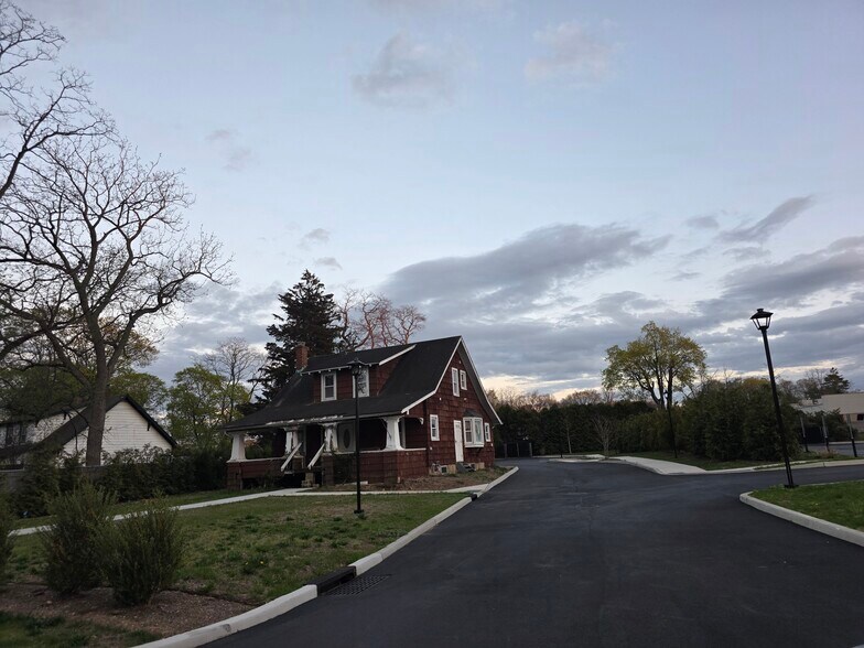 420 Townline Rd, Hauppauge, NY à vendre - Photo principale – Image 1 sur 14