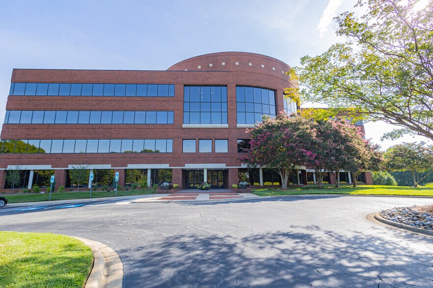 8701 Red Oak Blvd, Charlotte, NC à louer - Photo de l’immeuble – Image 2 sur 9