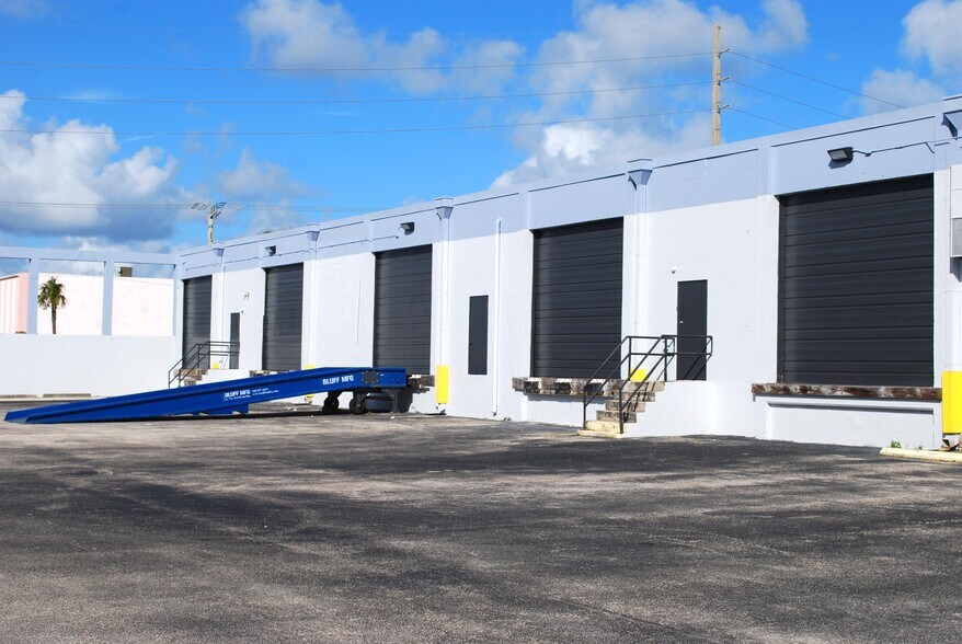 1100 25th St, West Palm Beach, FL à louer - Photo de l’immeuble – Image 3 sur 12