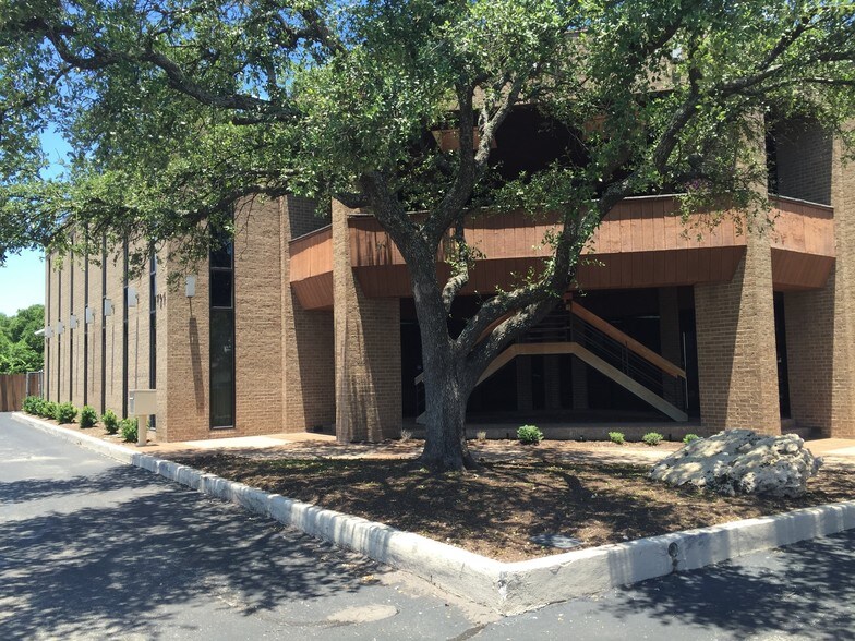 704 Wonsley Dr E, Austin, TX à louer - Photo de l’immeuble – Image 3 sur 9