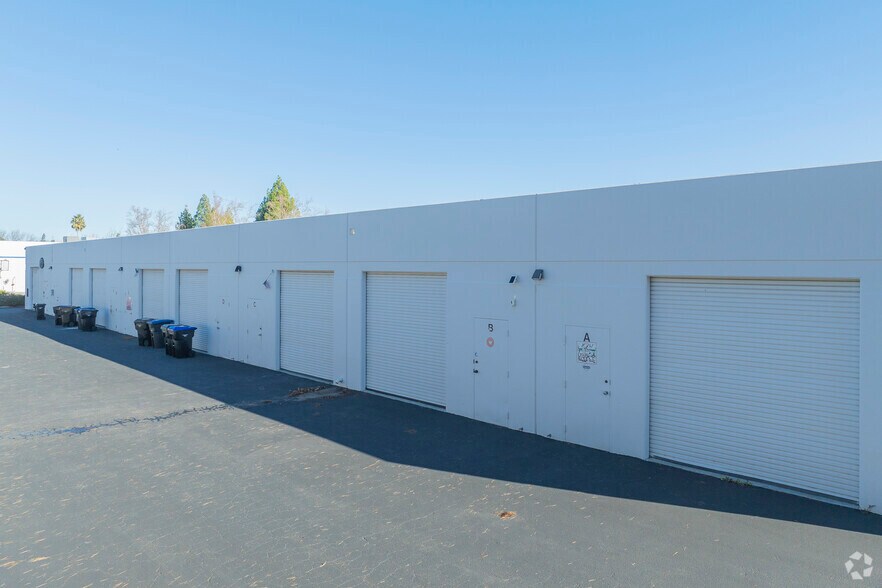 1039 Serpentine Ln, Pleasanton, CA à louer - Photo de l’immeuble – Image 3 sur 9
