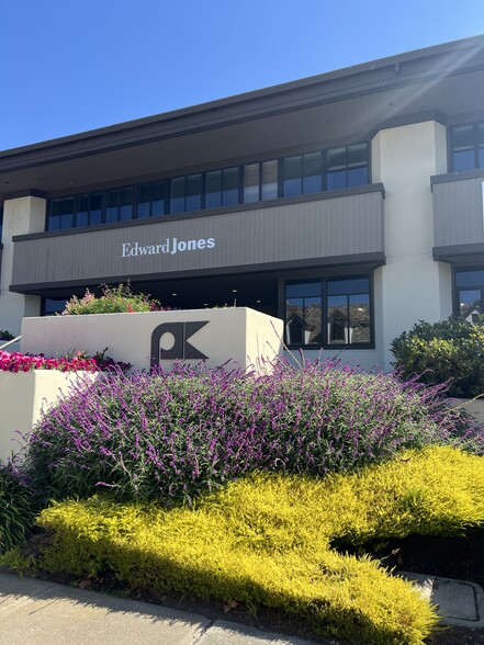 126 Clock Tower Pl, Carmel, CA à louer - Photo de l’immeuble – Image 3 sur 7